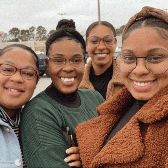 Meet your Posher, Danielle - Picture 9 of 12